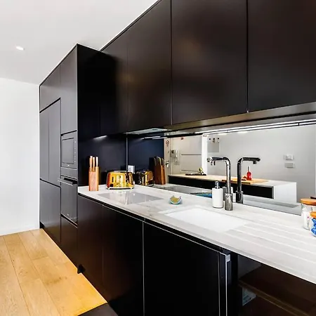 Апартаменти Smart Flat River Views & Ntflix By Homeful Homes *