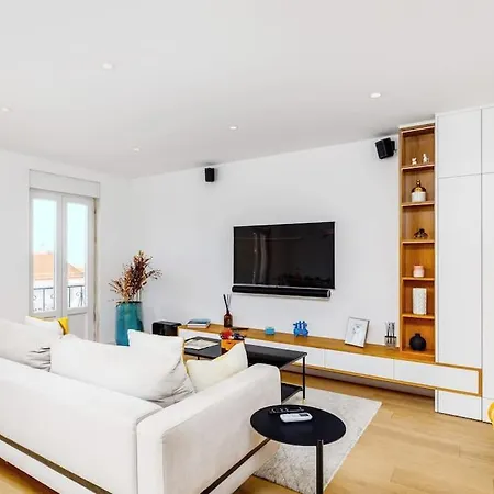 Luxury Smart Flat W/ River Views Apartment