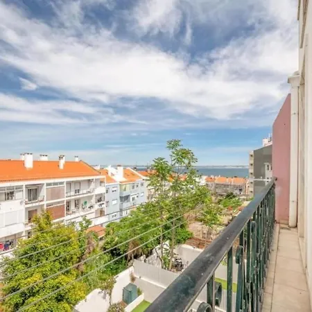 Luxury Smart Flat W/ River Views