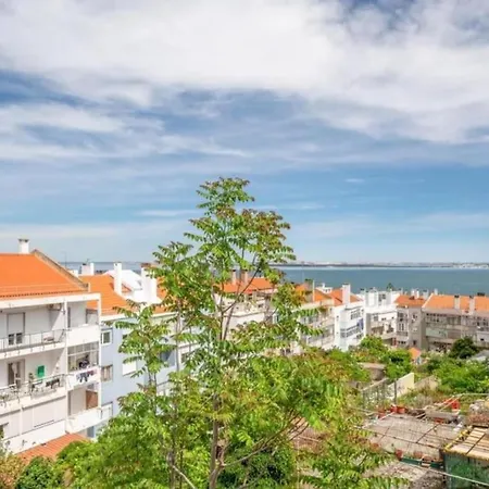 Luxury Smart Flat W/ River Views *